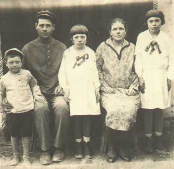            Фотография.
           
               Жукова
   Александра Петровна
        в центре между
       отцом и матерью
     с братом и сестрой.  
      